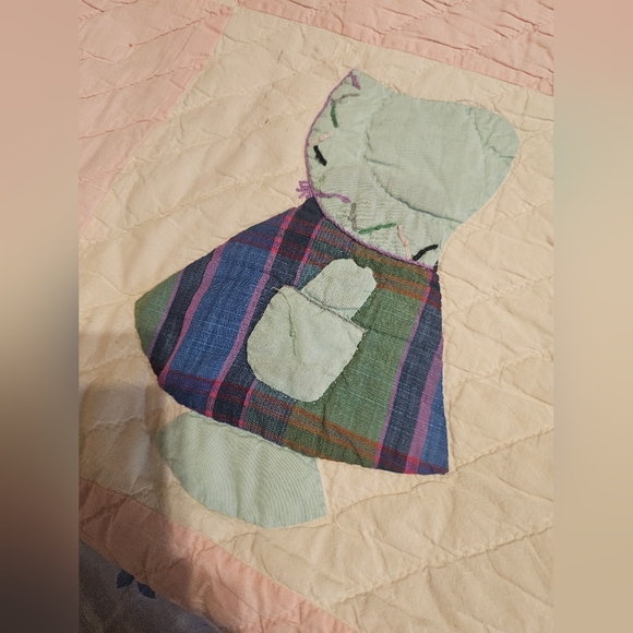 Sunbonnett Quilt 74 by 84 Antique - Picture 9 of 11